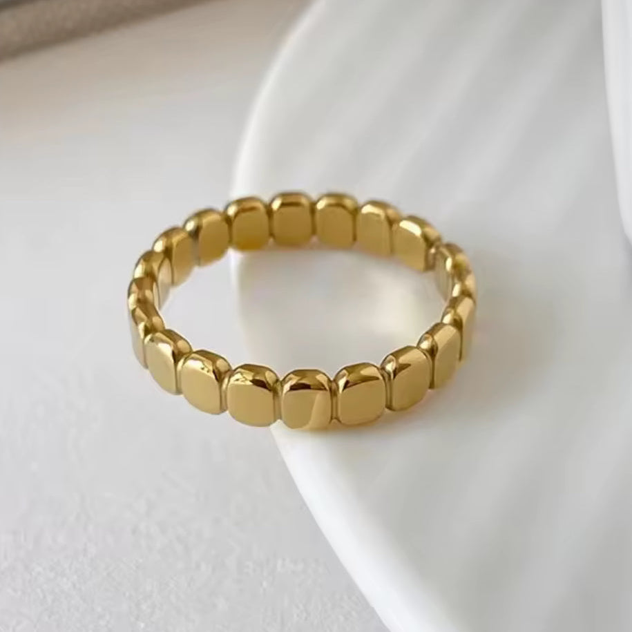 Scalloped ring