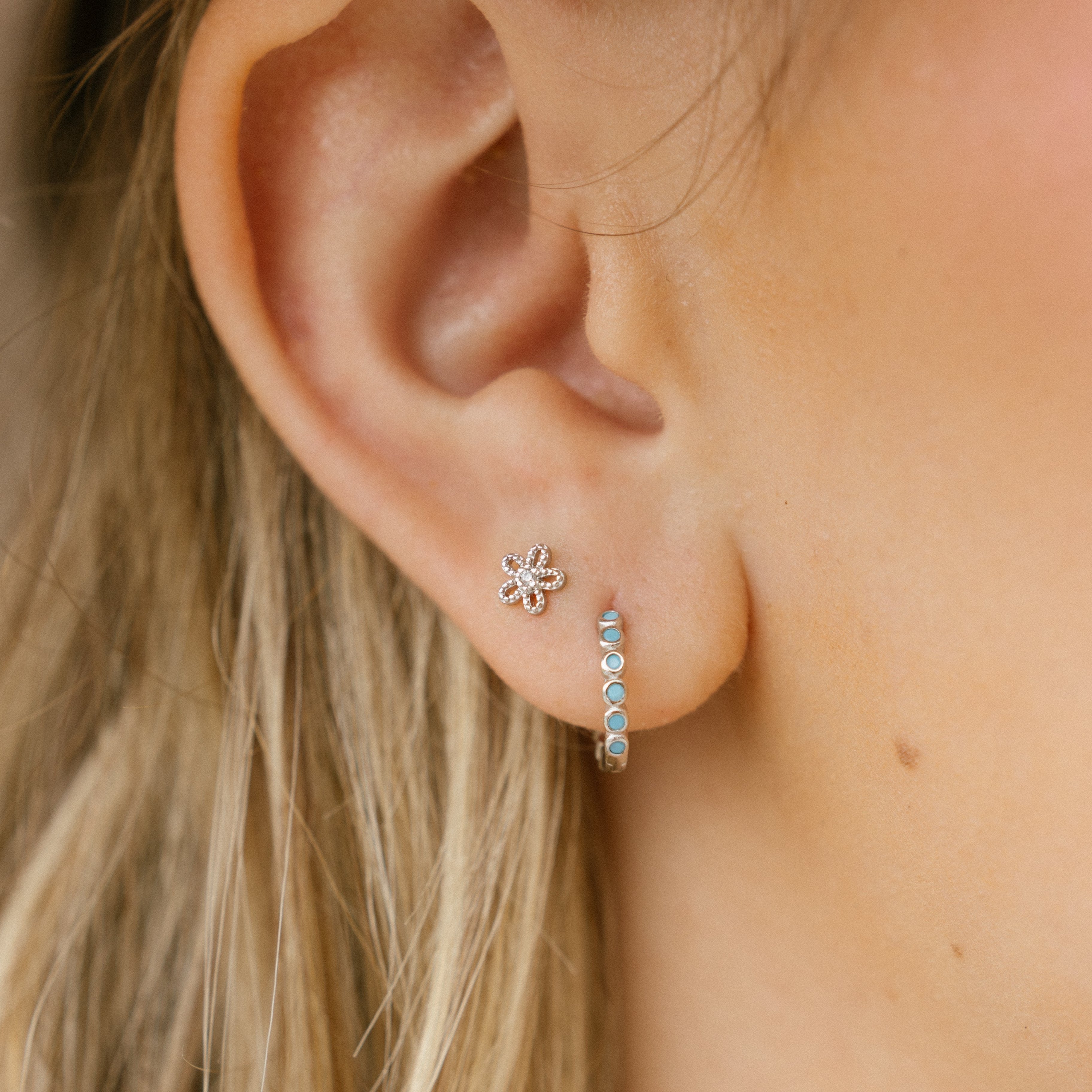 Sparkle flower screw back earrings