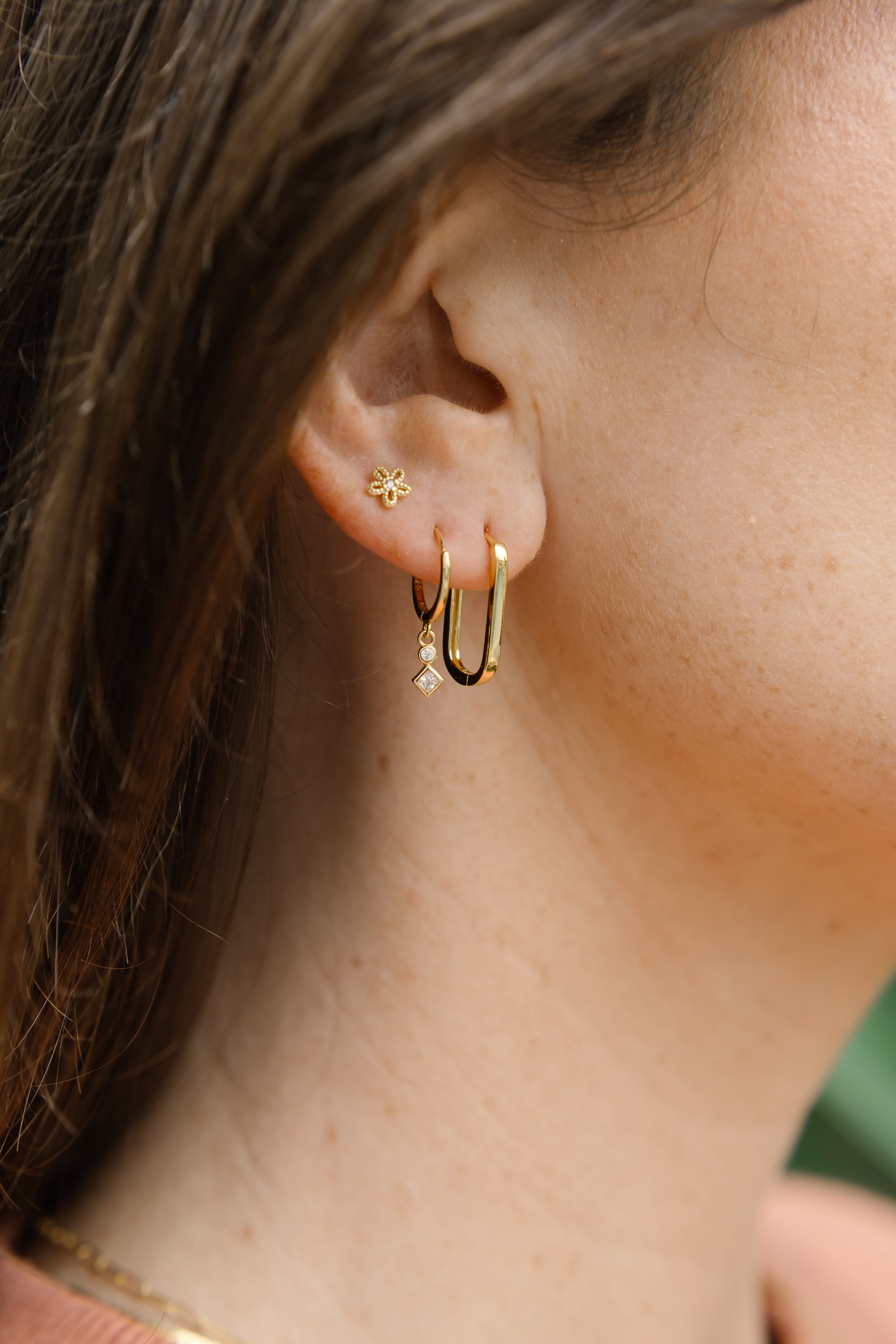 Sparkle flower screw back earrings